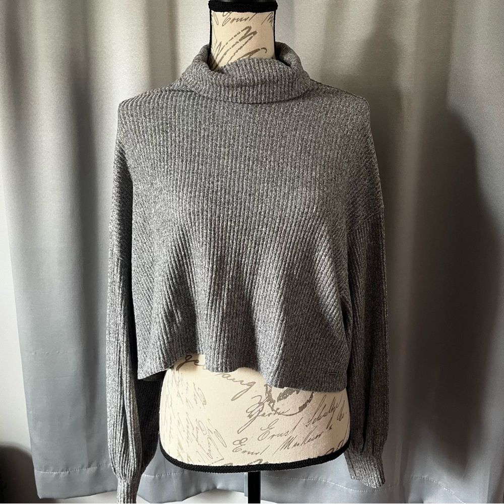 Hollister flowy boxy grey turtle neck size medium